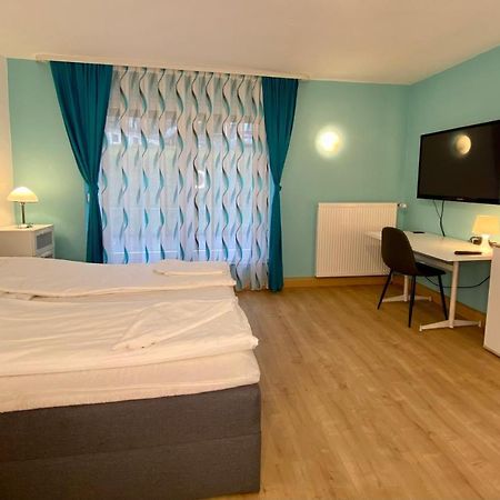 Privatzimmer Im Apartment - Apple Tv Netflix Kingsize Bett Arbeitsplatz Naehe Hbf 科布倫茨 外观 照片
