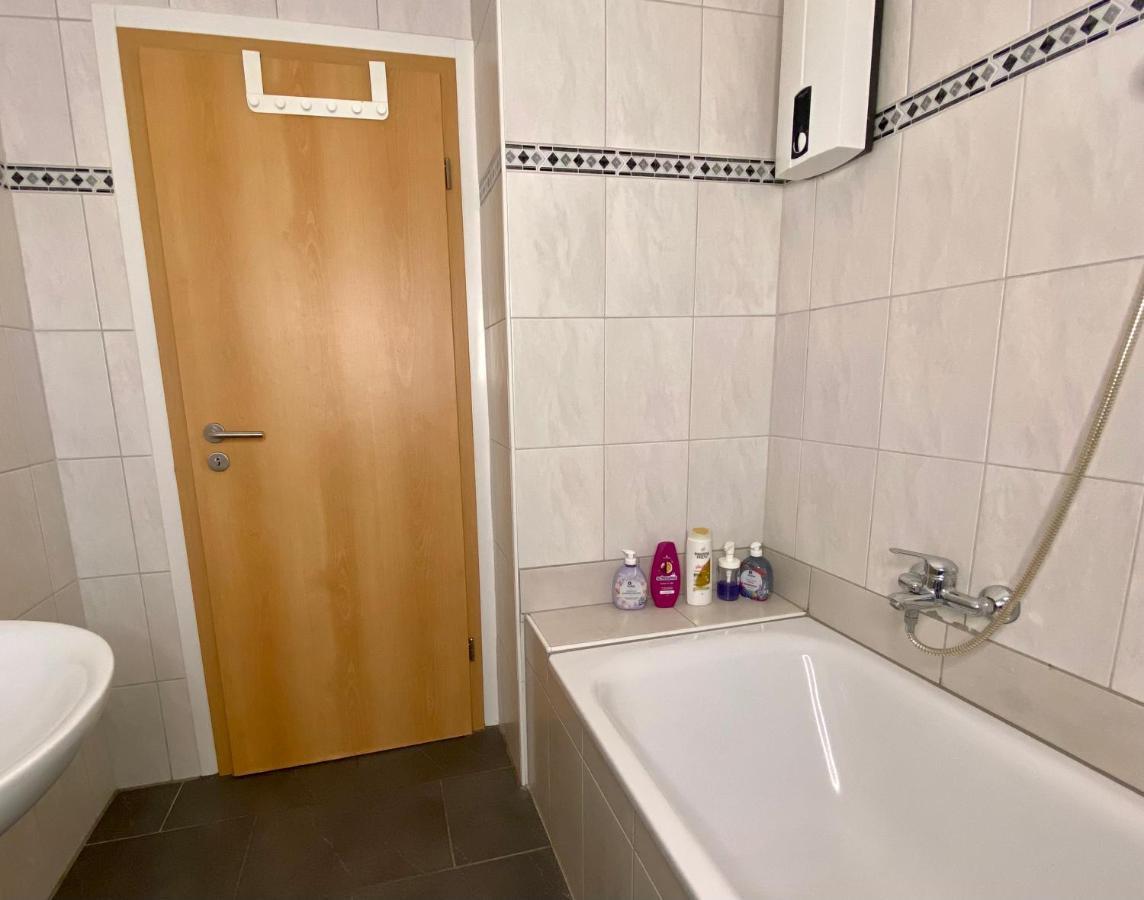 Privatzimmer Im Apartment - Apple Tv Netflix Kingsize Bett Arbeitsplatz Naehe Hbf 科布倫茨 外观 照片